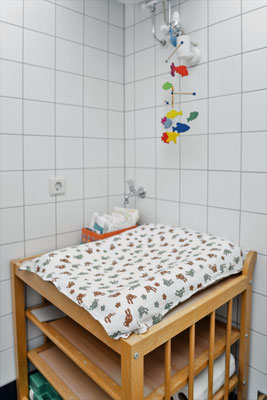Ein Wickeltisch im Badezimmer sorgt dafür, dass unsere kleinsten Gäste immer versorgt sind. Über dem Wickeltisch hängt ein Mobile und es sind Windeln verschiedenster Größe vorhanden.