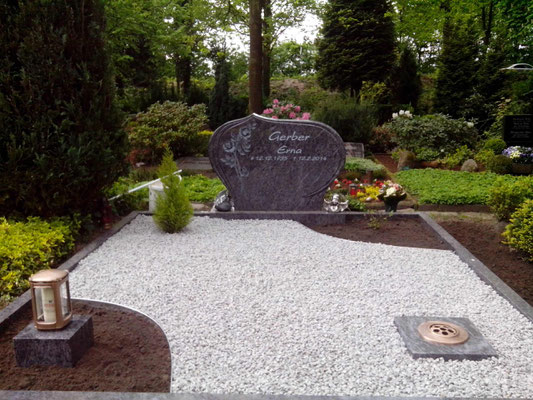 Doppelgrabstein aus Orion Granit mit eingeschlagener Inschrift