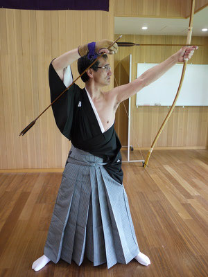 岡部 功 師範のご紹介 15 04 06 獨協大学弓友会 岡部 功 師範のご紹介 15 04 06 獨協大学弓友会