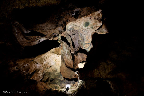 Abstrakte Felsen mit Höhlenmineralien in der Laichinger Tiefenhöhle.