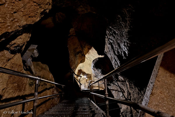 Eine Stählerne Treppe in der Laichinger Tiefenhöhle.