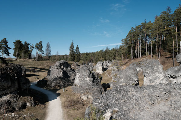 Ein Weg schlängelt sich durch das Felsenmeer im nördlichen Wental