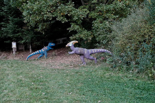 Ein Raptor belauert einen Entenschnabel auf dem Bogenparcours Dinosaurier-Park.