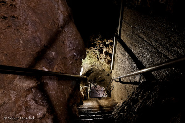 Eine Treppe mit Geländer in der Laichinger Tiefenhöhle.