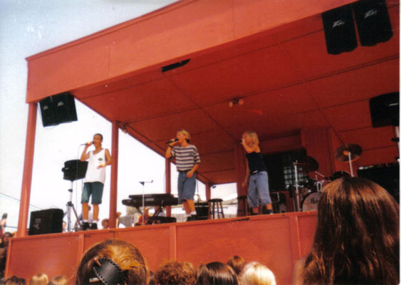1995, performing at 'Big Splash' waterpark