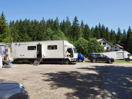 Le camion des loges artistes installé face à la Gélinotte