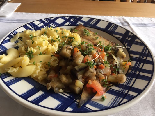 Räuchertofu mit Gemüse und Nudeln
