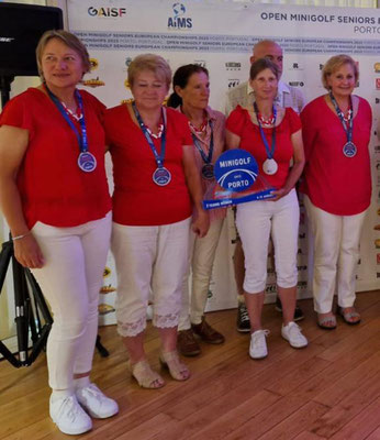 EM-Silber für Österreichs Seniorinnen: Gerlinde Krämer, Eva Reiländer, Betreuerin Elisabeth Würrer, Claudia Schuster, Johanna Knotzer (v.l.)