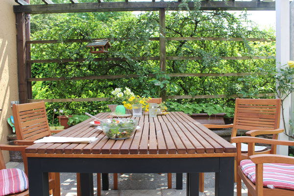 Gartenmöbel auf der Terrasse des Frauenschutzhauses.