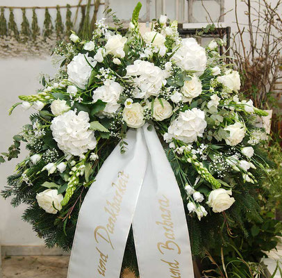 Trauerkranz mit weißen Hortensien