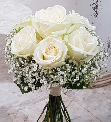 Brautstraußmit weißen Rosen und Schleierkraut