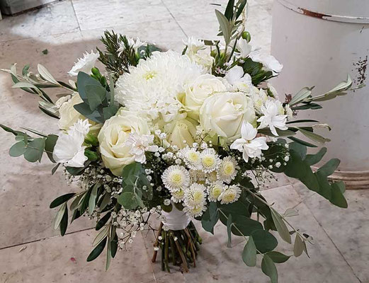 Brautstrauß im Vintagestil mut weißen Rosen und Chrysanthemen