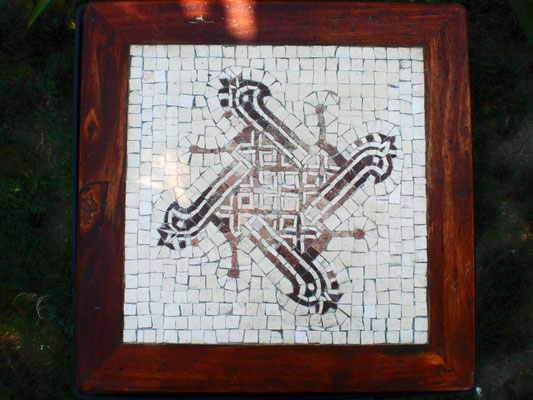 Tavolo con mosaico, creato tramite la tecnica indiretta. Foto di Giorgia Palombi