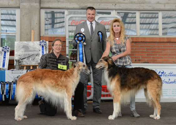 links: BOB Veteran Hündin, rechts BOS Veteran Rüde