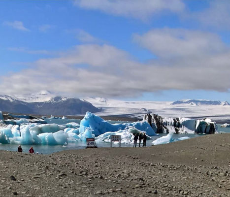 Susanne und Peter haben einen Ausflug zur Gletscherlagune Jökulsarlon gebucht.