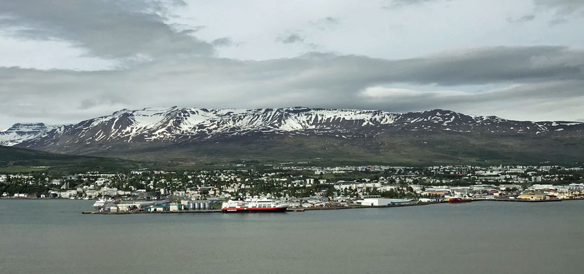Die Hanseatic links, die Fram in der Mitte des Bildes und das Ganze wird gekrönt von Akureyris Skigebiet.