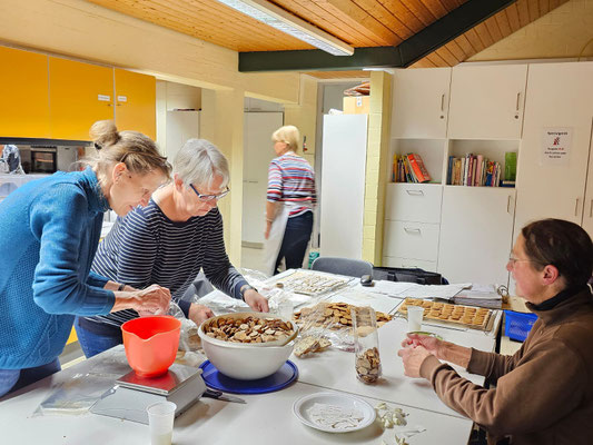 Bordesholmer LandFrauen, Backen für den Weihnachtsmarkt im Dezember 2023