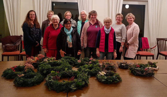 Bordesholmer LandFrauen binden Adventskränze im November  2022