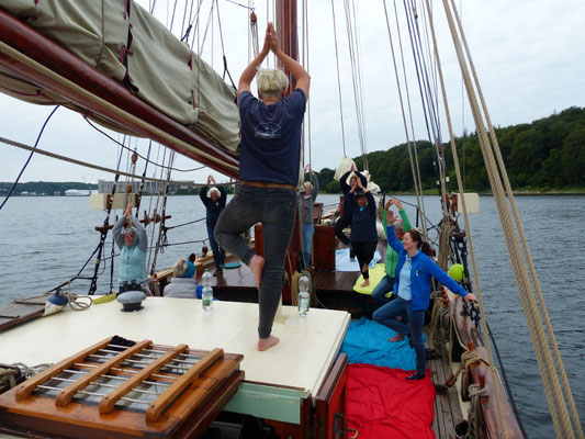 Bordesholmer LandFrauen - Segeltörn im Juli 2022, Yoga am Morgen mit Nele