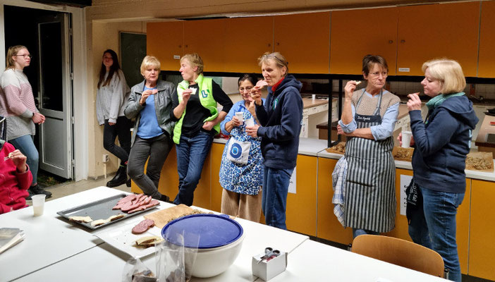 Bordesholmer LandFrauen backen Plätzchen für den Weihnachtsmarkt