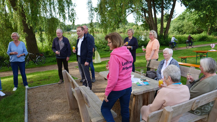 Bordesholmer LandFrauen, Einweihung der Sitzgruppe in Mühbrook im August 2021