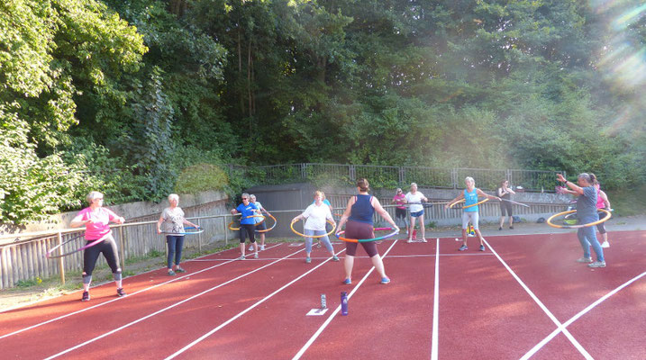 Bordesholmer LandFrauen, Hula Hoop mit Melli im August 2022