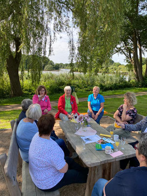 Bordesholmer LandFrauen, Einweihung der Sitzgruppe in Mühbrook im August 2021