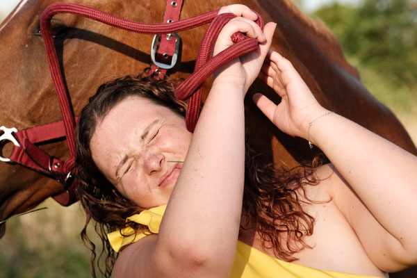 visage de femme et tête de cheval avec licol