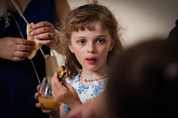 petite fille qui a du chocolat sur la bouche
