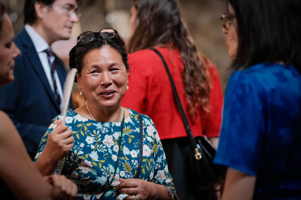 femme asiatique souriante au vin d'honneur