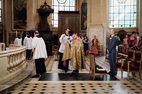 prêtre dans l'église qui célèbre le mariage
