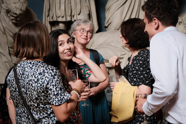 jeune femme souriante au vin d'honneur