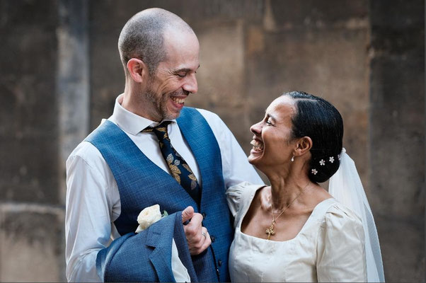 mariés en séance couple se sourient