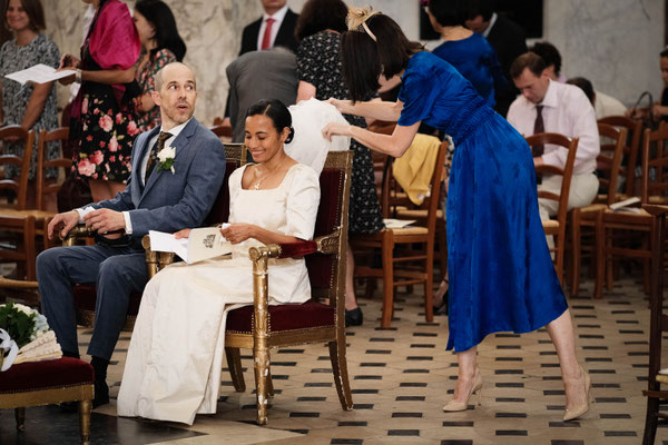 amie de la mariée qui ajuste son voile