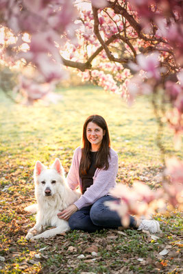 Weisser Schäferhund und sein Frauchen in einem Magnolien Baum, Dortmund
