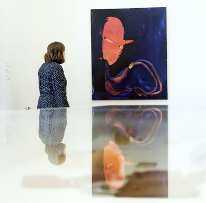 "Poser", 2020, oil on canvas, 120 x 100 cm, „Luxus und Glamour. Vom Eigensinn des Überflüssigen“, Arp Museum Rolandseck, 2021, Photo: Thomas Köster