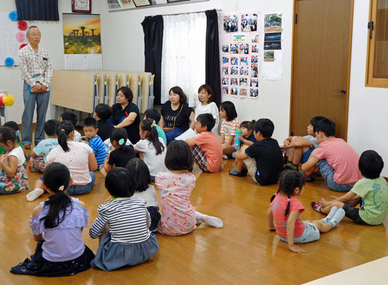 子ども見守り隊の石井さんからお祝いの言葉を