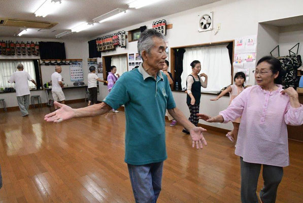 「右手をこう…」「足はチョンと…」