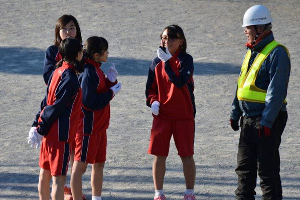 「こちらは災害対策本部　どうぞ」「ハイ　こちらはパトロール員…」