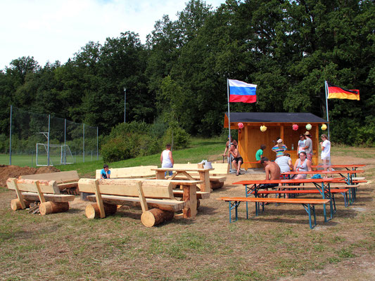 Bau einer Schutzhütte in Starzach-Wachendorf im August 2013 unter Hilfe russischer und deutscher Jugendlicher