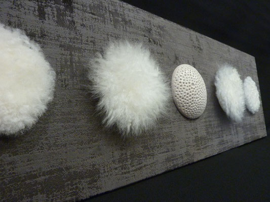 5 pompons blancs sur velours - 25cm x 80cm