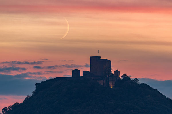 Sichelmonduntergang hinter dem Trifels