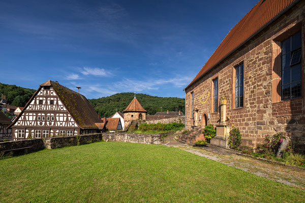 Dörrenbacher Rathaus und Kirche St. Martin