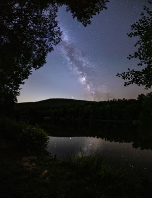 Milchstraße spiegelt sich in einem See bei Sankt Martin