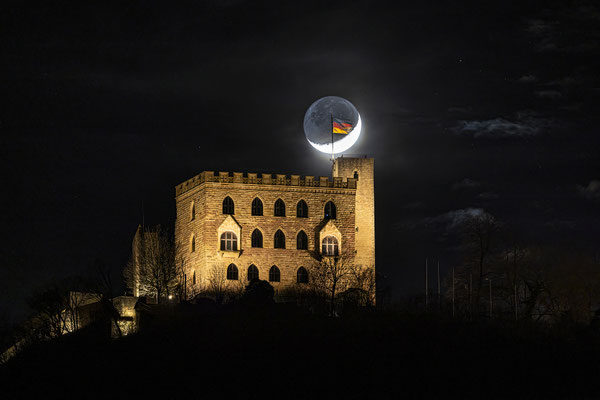 Untergehender Sichelmond hinter dem Hambacher Schloss