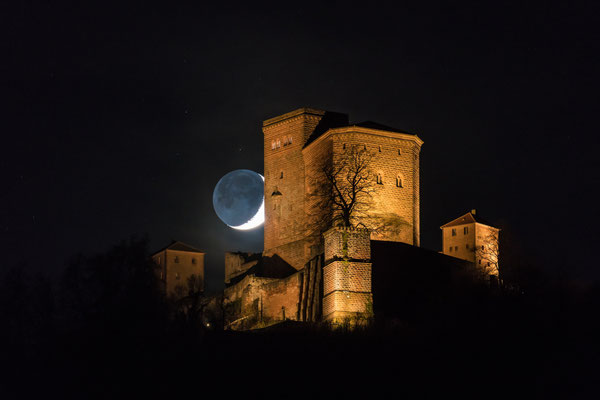 Monduntergang hinter der Burg Trifels