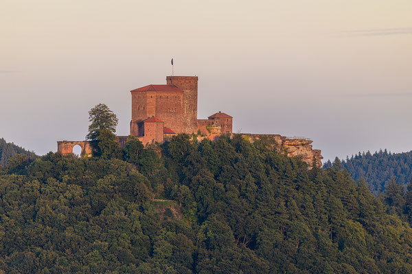 Vollmondaufgang über der Burg Trifels