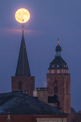 Vollmondaufgang hinter der Stiftskirche