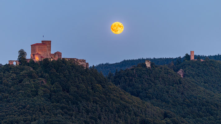 Vollmondaufgang bei der Burg Trifels