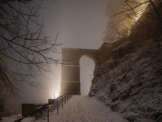 Neblige Winternacht auf dem Trifels
